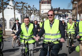 Die "Tour :D France" führt an vielen Sehenswürdigkeiten der Landeshauptstadt vorbei: OB Thomas Geisel und Tour-Direktor Christian Prudhomme vor dem Schlossturm