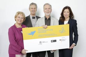 Klaus Kurtz (3.v.l.), Koordinator des Düsseldorfer Netzwerks Bildung für nachhaltige Entwicklung im Umweltamt Düsseldorf, nimmt den Preis aus den Händen von Kornelia Haugg (l.), Prof. Dr. Gerhard de Haan und Prof. Dr. Verena Metze-Mangold (r.) entgege