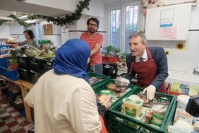 Oberbürgermeister Thomas Geisel besuchte am Mittwoch, 19. September, die "Düsseldorfer Tafel" und beteiligte sich auch an der Lebensmittelausgabe. Foto: Michael Gstettenbauer