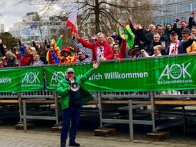 "Düsseldorf - gemeinsam jeck" - auf der Inklusions-Tribüne herrschte großartige Stimmung. Foto: Stadt