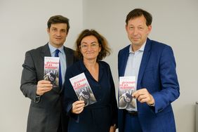 Ordnungsdezernent Christian Zaum, Miriam Koch, Amtsleiterin für Migration und Integration und Stadtdirektor Burkhard Hintzsche (v.l.) stellten das Angebot der Winternothilfe vor. Foto: Michael Gstettenbauer