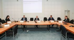 Einzelheiten zur Neugestaltung rund um den Hauptbahnhof Düsseldorf stellten vor: Cornelia Zuschke, Beigeordnete Bauen und Mobilität, Klaus Klar, Rheinbahn, OB Thomas Geisel, Ronald Pofalla, DB, und Oliver Hasenkamp, DB (v.l.). Foto: Melanie Zanin