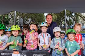 Erfolgreich bei den Kinderradwettbewerben "Petit Départ": Die Teilnehmerinnen und Teilnehmer des Laufradrennens für Kinder bis 5 Jahre mit Oberbürgermeister Dr. Stephan Keller, © Landeshauptstadt Düsseldorf/Uwe Schaffmeister