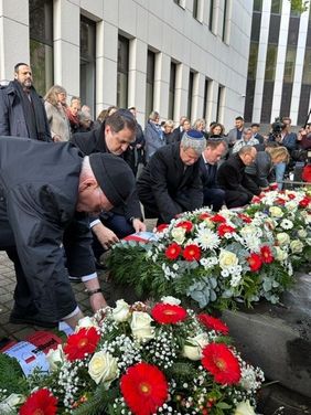 Am Vormittag hat OB Dr. Keller gemeinsam mit Vertretern aus Politik, Kirchen, Verbänden und Gewerkschaften Kränze am ehemaligen Standort der Düsseldorfer Synagoge an der Kasernenstraße niedergelegt. Foto: Landeshauptstadt Düsseldorf