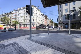 Baufortschritt entlang der Friedrichstraße: Die neuen Fußgängerüberwege sind barrierefrei gestaltet und haben taktile Leitelemente. Foto: Claus Langer