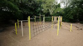  OB Keller eröffnete den neu gestalteten Spielplatz an der Heiligenhauser Straße in Hassels gemeinsam mit den Auszubildenden des Gartenamtes. Mit über 1.200 Quadratmetern ist dieser Spielplatz nach dem Umbau wieder zu einem attraktiven Spielort für Kinder des Quartiers geworden. Rund 180.000 Euro hat die Landeshauptstadt in die Neugestaltung investiert.