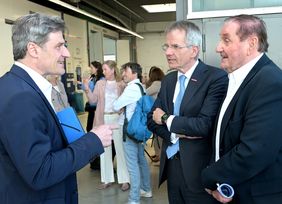 Bei der Betriebsbesichtigung bei der Thedens GmbH ist Wirtschaftsdezernent Christian Zaum (l.) mit Andreas Ehlert, Präsident Handwerkskammer, und Detlev Thedens, Geschäftsführer der Thedens GmbH, im Gespräch. Foto: Wilfried Meyer