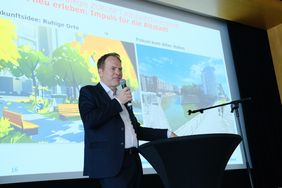 Oberbürgermeister Dr. Stephan Keller stellte bei dem Akteursworkshop Impulse für die Altstadt und Entwürfe zur möglichen Neugestaltung des Alten Hafens vor. © Landeshauptstadt Düsseldorf, Michael Gstettenbauer