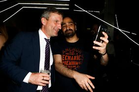 Selfie mit Oberbürgermeister Thomas Geisel (links). (Foto: Cindy Voss)