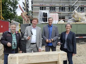 Beim Richtfest am Goethe-Gymnasium (v.l.): Bürgermeister Wolfgang Scheffler, Stadtdirektor Burkhard Hintzsche, Schulleiter Ralf Schreiber und die Leiterin des Schulverwaltungsamtes Dagmar Wandt, Foto: Wilfried Meyer.