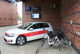 "Strom vom Dach in den Tank": die Photovoltaikanlage produziert rund 10 Prozent des jährlichen Strombedarfs für den Regelbetrieb des Kanalbetriebshofes und betankt die dort vorhandenen Elektrofahrzeuge mit dem Sonnenstrom. Foto: Ingo Lammert