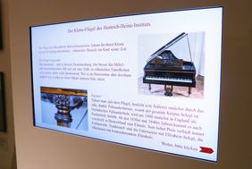 Neben dem historischen Flügel der Firma Klems ist im "Aufbruch"-Raum der Ausstellung "Romantik und Revolution" die Medienstation mit Hintergrundinfos, Interviews und Hörbeispiel zu finden; Foto: Ingo Lammert