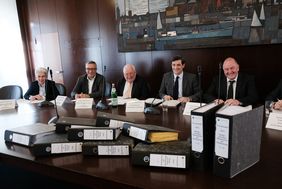 Präsentierten das amtliche Endergebnis der Europawahl für Düsseldorf (v.l.) Marie-Agnes Strack-Zimmermann, Andreas Hartnigk, Friedrich G. Conzen, stellvertretender Wahlleiter Christian Zaum und Manfred Golschinski vom Amt für Statistik und Wahlen