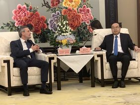 Oberbürgermeister Tang Lianzhi (rechts) empfing Oberbürgermeister Thomas Geisel am ersten Tag seiner China-Reise und zeigte sich besonders beeindruckt von den Start-up-Initiativen in der Landeshauptstadt. Foto: Stadt Düsseldorf