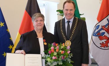 Renate Reichmann-Schmidt ist die Verdienstmedaille des Verdienstordens der Bundesrepublik Deutschland verliehen worden. Oberbürgermeister Dr. Stephan Keller hat die Auszeichnung im Düsseldorfer Rathaus überreicht. Foto: Meyer