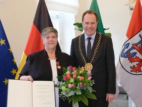 Renate Reichmann-Schmidt ist die Verdienstmedaille des Verdienstordens der Bundesrepublik Deutschland verliehen worden. Oberbürgermeister Dr. Stephan Keller hat die Auszeichnung im Düsseldorfer Rathaus überreicht. Foto: Meyer