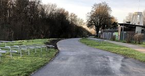 Der Radweg vom Strandbad Lörick in Richtung Parkplatz wurde auf fast 400 Metern modernisiert und sorgt dort nun für eine sichere und komfortable Verbindung. Foto: Amt für Verkehrsmanagement