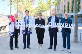 Stellten den Japan-Tag 2025 vor (v.l.): jap. GK Yoshitaka Tsunoda, Takao Hariya, Japanischer Club, Wirtschaftsministerin Mona Neubaur, OB Dr. Stephan Keller, D.LIVE-Geschäftsführer Michael Brill. Foto: Michael Gstettenbauer