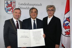 v. l.: Oberbürgermeister Thomas Geisel, Preisträger Prof. Dr. Leoluca Orlando sowie Regisseur und Laudator Wim Wenders. Fotos: David Young
