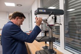 Die Gesamtschule Stettiner Straße hat auch neue Fachräume für Technik bekommen. Stadtdirektor Burkhard Hintzsche testet eines der neuen Geräte zur Werkstoffbearbeitung; Foto: Schaffmeister