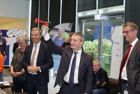 Oberbürgermeister Thomas Geisel eröffnet mit einer Hupe die Veranstaltung 'Düsseldorf gewinnt - Marktplatz der sozialen Partnerschaften', Foto: Ingo Lammert