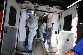 An der Feuerwache Umweltschutz und technischer Dienst an der Posener Straße können 24 Stunden am Tag Einsatzfahrzeuge fachgerecht desinfiziert werden. Fotos: Lammert