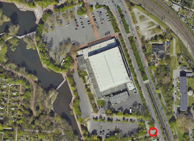Auf dem Luftbild ist der Zugang zur Diagnosepraxis an der Mitsubishi Electric Halle mit einem roten Kreis markiert erkennbar. Foto: Stadt