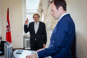 Dipl.-Ing. Jochen Kral (l.), Düsseldorfs neuer Beigeordneter für Mobilität, legt im Jan-Wellem-Saal des Rathauses den Amtseid ab; Foto: Zanin