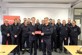 Feuerwehrchef David von der Lieth (vorne l.) und Felix Heidemeyer, Sprecher der Freiwilligen Feuerwehr (vorne r.), mit den Einsatzkräften für den neuen Führungsdienst für die Freiwillige Feuerwehr. Fotos: Schaffmeister