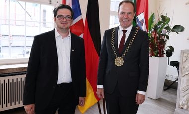 Der neue britische Generalkonsul Nick Russell (l.) mit Oberbürgermeister Dr. Stephan Keller bei seinem Antrittsbesuch im Jan-Wellem-Saal, Foto: David Young.