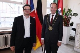 Der neue britische Generalkonsul Nick Russell (l.) mit Oberbürgermeister Dr. Stephan Keller bei seinem Antrittsbesuch im Jan-Wellem-Saal, Foto: David Young.