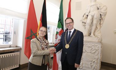 Oberbürgermeister Dr. Stephan Keller gratulierte der neuen Generalkonsulin des Königreichs Marokko, Boutaïna Bouabid, bei ihrem Antrittsbesuch im Düsseldorfer Rathaus. Foto: Ingo Lammert