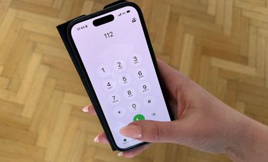 Hand hält ein Smartphone, auf dem die Nummer 112 gewählt wurde © Gesundheitsamt Düsseldorf