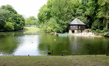 Ein Teich im Park angrenzend an ein Gebäude