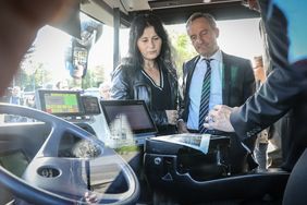 Oberbürgermeister Thomas Geisel und Verkehrsdezernentin Cornelia Zuschke bei der Vorstellung des automatisierten Fahrens. Foto: Melanie Zanin