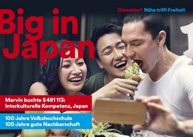 Das große Jubiläum nahm die VHS Düsseldorf zum Anlass, um noch einmal verstärkt auf ihr vielseitiges Programm hinzuweisen, unter anderem mit einer Postkarten- und Plakataktion; Foto: Landeshauptstadt Düsseldorf