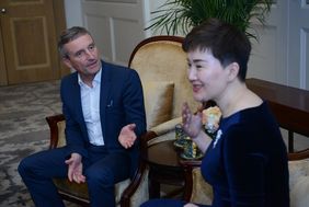Oberbürgermeister Thomas Geisel mit Huawei Senior Vice President Amy Lin. Foto: Landeshauptstadt Düsseldorf