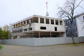Am Erweiterungsneubau für das Max-Planck-Gymnasium wurde Deckenfest gefeiert; Foto: Gstettenbauer