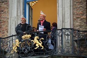 Oberbürgermeister Thomas Geisel antwortete mit einer kurzen Rede vom Balkon des Rathauses aus und bedankte sich beim Hoppeditz für den launigen Start in die Session. Foto: Melanie Zanin