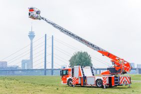 Fünf neue Drehleitern gehören ab sofort zum Fuhrpark der Düsseldorfer Feuerwehr und werden - ausgehend von der aktuellen Statistik - bei mehr als 6.000 Notfällen im Jahr zum Einsatz kommen; Foto: Feuerwehr