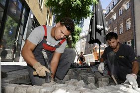 Bei der Arbeit: Auszubildende zum Straßenbauer an der Mühlengasse. Foto: Ingo Lammert