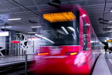 Für die Anreise zu den Weihnachtsmärkten in Düsseldorf empfiehlt die Landeshauptstadt, Busse und Bahnen zu nutzen. Dies gilt besonders an den besuchsstarken Adventssamstagen. Symbolfoto: Rheinbahn