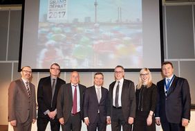 (v.l.)Andreas Fuhrmann, stellv. Sprecher Verkehr und Transport Deutsche Bahn, Frank Schrader, DT, Dr. Christian Jahncke, SITA Airport IT GmbH, OB Thomas Geisel, Klaus Klar, Rheinbahn, Theresa Winkels, Projektleiterin, Thomas Schnalke, Flughafen Düsseldor