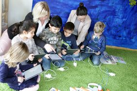 Die Kinder der Kita "Am Walbert" können nun unter Anleitung auch Tablets nutzen. Foto: Ingo Lammert