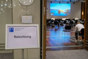 OB Dr. Keller und Stadtkämmerin Schneider haben in der heutigen Ratssitzung, 16. September, den aufgestellten Haushaltsplanentwurf 2022 mit einem Volumen von rund 3,2 Milliarden Euro eingebracht. Foto: Gstettenbauer