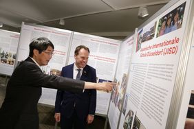 Der japanische Generalkonsul Kiminori Iwama (l.) mit OB Dr. Stephan Keller in der Ausstellung "Little Tokyo am Rhein – Japanisches Leben in Düsseldorf", die bis zum 30. Oktober im Rathaus Düsseldorf zu sehen ist. Foto: Lammert