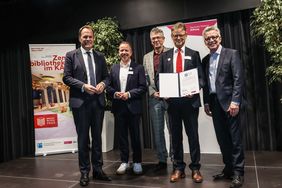 Übergabe der Auszeichnung (v.l.): OB Keller, Stephan Schwerin, Leiter Zentralbibliothek, Volker Heller, dbv-Bundesvorsitzender, Dr. Norbert Kamp, Direktor Stadtbüchereien, und Dr. Thomas de Maizière, Vorsitzender Deutsche Telekom Stiftung. Fotos: Zanin
