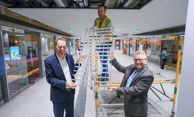 Oberbürgermeister Dr. Stephan Keller und Rheinbahn-Vorstand Michael Richarz (re.) reichen Slavisa Tesic (Mi.) von der Firma Peuckert symbolisch ein neues Deckenelement für die Heinrich-Heine-Passage an © Landeshauptstadt Düsseldorf, Michael Gstettenbauer 