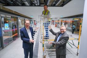 Oberbürgermeister Dr. Stephan Keller und Rheinbahn-Vorstand Michael Richarz (re.) reichen Slavisa Tesic (Mi.) von der Firma Peuckert symbolisch ein neues Deckenelement für die Heinrich-Heine-Passage an © Landeshauptstadt Düsseldorf, Michael Gstettenbauer 