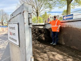 Mitarbeiter AWISTA steht am Kompost, der zur kostenlose Mitnahme gedacht ist.